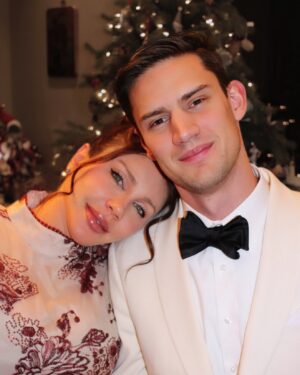 Haneia Maurer Instagram - We wish you a Merry Christmas, With love. 🪽