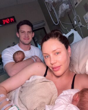 Haneia Maurer Instagram - Nous sommes heureux de vous annoncer la naissance de nos trésors. Milo Joshua et Heidi Jasmine nés le 9 janvier 2025 à 21h55, par césarienne d’urgence. 

Ce fut un accouchement à haut risque, marqué par une prééclampsie de dernière minute, une tension anormalement haute et une importante hémorragie de plus de 2 litres lors de la césarienne. Malgré les défis, nous sommes immensément reconnaissants que tout se soit bien terminé.
Je me repose désormais, et toute la famille se porte bien.

Merci pour votre soutien et vos pensées chaleureuses. Nous vous embrassons fort,
Avec amour, 
🩵💗