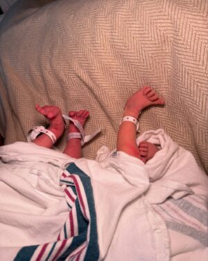 Haneia Maurer Instagram - Nous sommes heureux de vous annoncer la naissance de nos trésors. Milo Joshua et Heidi Jasmine nés le 9 janvier 2025 à 21h55, par césarienne d’urgence. 

Ce fut un accouchement à haut risque, marqué par une prééclampsie de dernière minute, une tension anormalement haute et une importante hémorragie de plus de 2 litres lors de la césarienne. Malgré les défis, nous sommes immensément reconnaissants que tout se soit bien terminé.
Je me repose désormais, et toute la famille se porte bien.

Merci pour votre soutien et vos pensées chaleureuses. Nous vous embrassons fort,
Avec amour, 
🩵💗