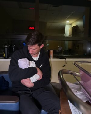 Haneia Maurer Instagram - Nous sommes heureux de vous annoncer la naissance de nos trésors. Milo Joshua et Heidi Jasmine nés le 9 janvier 2025 à 21h55, par césarienne d’urgence. 

Ce fut un accouchement à haut risque, marqué par une prééclampsie de dernière minute, une tension anormalement haute et une importante hémorragie de plus de 2 litres lors de la césarienne. Malgré les défis, nous sommes immensément reconnaissants que tout se soit bien terminé.
Je me repose désormais, et toute la famille se porte bien.

Merci pour votre soutien et vos pensées chaleureuses. Nous vous embrassons fort,
Avec amour, 
🩵💗