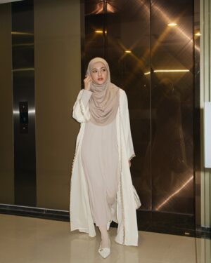 Hannah Delisha Instagram - Always loved wearing cardigan abaya🤍
Mine’s from @yaeraofficial 
Dah grab 4 warna dah😛 @mariofav