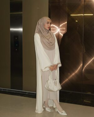 Hannah Delisha Instagram - Always loved wearing cardigan abaya🤍
Mine’s from @yaeraofficial 
Dah grab 4 warna dah😛 @mariofav
