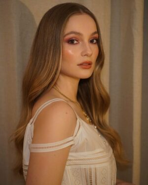 Hannah Dodd Instagram - Thank you @chanel.beauty 💫 a dream x
#colourofallure @chanelofficial