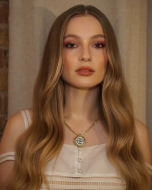 Hannah Dodd Instagram - Thank you @chanel.beauty 💫 a dream x
#colourofallure @chanelofficial