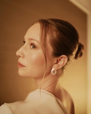 Hannah Einbinder Instagram - the most perfect custom @louisvuitton 4 @harpersbazaarus shot by @cibellelevi 4 @goldenglobes 🐇🕊️🦢

@mollygreenwald 
@sweetbabyjamie 
@jerrodrobertshair 
@joomee_song 
@jlozbeauty