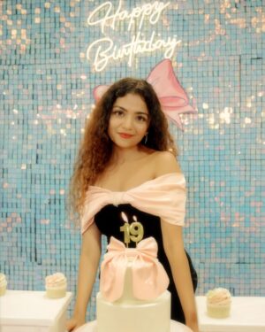 Hansika Krishna Instagram - 19

birthday dress by: @santinni.in 🎀
shot by: @_mathews_photography 📸 
decor by: @lizaraevents 🎈 
cake by: @mias.cupcakery 🎂 
cake topper bow: @leo_krafty