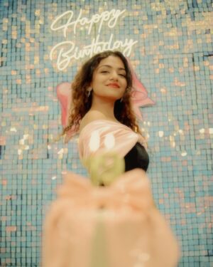Hansika Krishna Instagram - 19

birthday dress by: @santinni.in 🎀
shot by: @_mathews_photography 📸 
decor by: @lizaraevents 🎈 
cake by: @mias.cupcakery 🎂 
cake topper bow: @leo_krafty