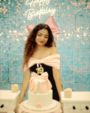 Hansika Krishna Instagram - 19

birthday dress by: @santinni.in 🎀
shot by: @_mathews_photography 📸 
decor by: @lizaraevents 🎈 
cake by: @mias.cupcakery 🎂 
cake topper bow: @leo_krafty
