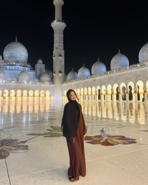 Hansika Krishna Instagram - 🌙🕌

@szgmc_ae @visitabudhabi 
How are you doing?