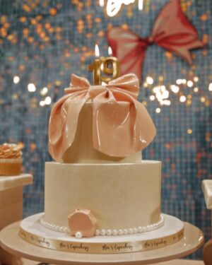 Hansika Krishna Instagram - 19

birthday dress by: @santinni.in 🎀
shot by: @_mathews_photography 📸 
decor by: @lizaraevents 🎈 
cake by: @mias.cupcakery 🎂 
cake topper bow: @leo_krafty