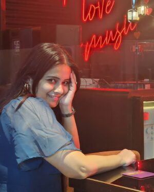 Haripriya Isai Instagram - Ragangal thalangal nooru.., raja un per sollum paru😍😍😍
📸 : @janani_pradeep