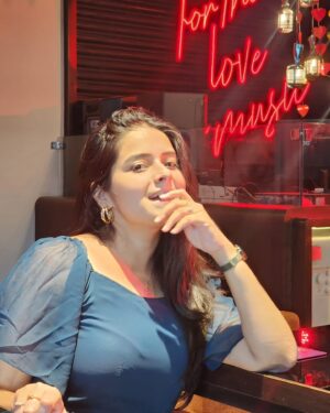 Haripriya Isai Instagram - Ragangal thalangal nooru.., raja un per sollum paru😍😍😍
📸 : @janani_pradeep