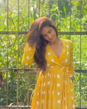 Harleen Sethi Instagram - Made for sunny days 

🌻