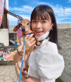 Haruka Momokawa Instagram - 1月21日私が、11歳の頃から飼ってた愛犬のソラが
18歳で虹の架け橋を渡りました🌈

この何日間か、ソラの動画や写真をみてばっかり。

でもね、寂しいけど…
可愛くて愛おしくて笑えちゃうくらい
いい思い出しかなくて。

ソラは1人が大っ嫌いだったんだけど、最後もお父さんとお母さんがいてお母さんに抱っこされながら眠るようだったとの事で苦しまずに最後を迎えてもらえたから良かったなと。

小学生の頃携帯持ってなかったから小さい頃の写真が少なくて悔しいけど、本当に一生かわいかった。

私の人生半分以上一緒にいてくれてありがとう。

この先もずっとソラのこと大切に大事に想って
生きていこうと思います！ありがとう！！！！！！！

 #愛犬