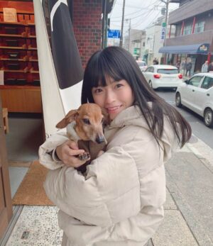 Haruka Momokawa Instagram - 1月21日私が、11歳の頃から飼ってた愛犬のソラが
18歳で虹の架け橋を渡りました🌈

この何日間か、ソラの動画や写真をみてばっかり。

でもね、寂しいけど…
可愛くて愛おしくて笑えちゃうくらい
いい思い出しかなくて。

ソラは1人が大っ嫌いだったんだけど、最後もお父さんとお母さんがいてお母さんに抱っこされながら眠るようだったとの事で苦しまずに最後を迎えてもらえたから良かったなと。

小学生の頃携帯持ってなかったから小さい頃の写真が少なくて悔しいけど、本当に一生かわいかった。

私の人生半分以上一緒にいてくれてありがとう。

この先もずっとソラのこと大切に大事に想って
生きていこうと思います！ありがとう！！！！！！！

 #愛犬