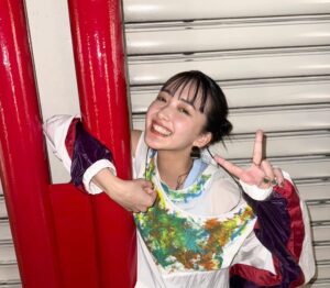 Haruko Nagaya Instagram - ライブ納めました2024

今年はたくさんライブをした
各地で出会ってくれたみんな、ありがとう
どこを切りとっても尊い思い出だなと思う

残すは紅白歌合戦でのパフォーマンスのみ
最後の最後まで私たちらしく駆け抜けます