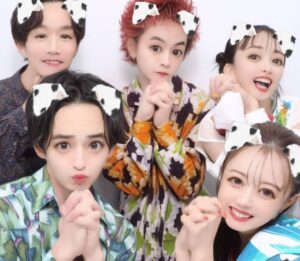 Haruko Nagaya Instagram - ライブ納めました2024

今年はたくさんライブをした
各地で出会ってくれたみんな、ありがとう
どこを切りとっても尊い思い出だなと思う

残すは紅白歌合戦でのパフォーマンスのみ
最後の最後まで私たちらしく駆け抜けます