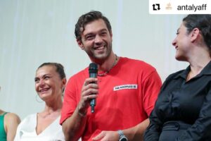 Hatice Aslan Instagram - Unutulmaz bir geceydi. İzleyen, alkışlayan herkese binlerce kez teşekkür ederiz. Gurur dolu, duygulu, şükürle daha nice filmlerimiz olsun. Muhteşem bir ekibiz…  @derunthemovie2023 #derûn #AAFF #filmmaking #filmmaker #filmmakerslife #festival
