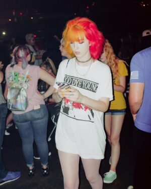 Hayley Williams Instagram - @gooddyeyoung 🧡💘 @artandfriendsnash , photo by @marcus.xoxo