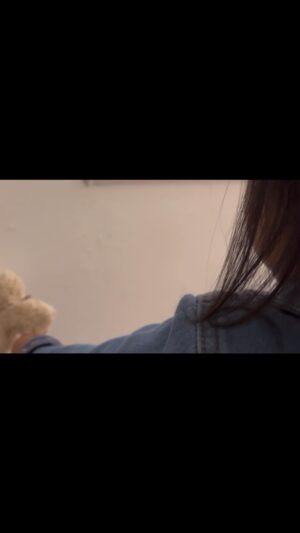 Heaven Hai Instagram - 二月了！
兩歲兩個多月的小女孩。

居然已經很懂諧音梗😏

每天都要把她認識的人的名字全部問候好幾輪，
然後，
突然有一天很問她：媽媽叫什麼名字？
她回：海 浴 缸😒

該不該教訓這孩子😆
