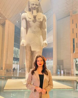Heba Magdi Instagram - مصر تتحدث عن نفسها ❤️
من المتحف المصري الكبير 
حفل شركة كليك @kleekdevelopments 
____________
Suit @be_my_guest_shopping 
Clutch @alicia_arts 
Photo @mariam_elnwashy_ph