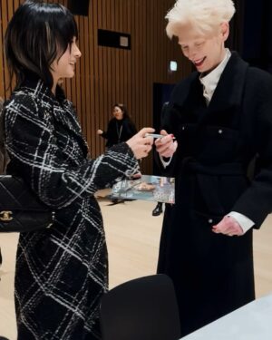 Hedwig Tam Sin-Yin Instagram - 在還沒有留意電影和演員邊時，第一次在《Constantine》中發現到脫離凡塵俗世的Tilda ，心想這是一個人類嗎？
在當演員後，看她更多的演出，更被她超脫的氣質和多變的演出吸引，無論《We need to talk about Kevin》
還是《Orlando》也一直在心中默默地在心中佔一席位，也期待《隔壁的房間》！

還有沒想到有一天能在M 和Chanel 辦的《電影修復何以重要》對談中見到她真人，聽她和唐書璇導演對談探討早期拍女性電影《董夫人》的分享和修復電影的意義，在心中尖叫千萬次。

謝謝讓我有機會接觸到仙女的 Chanel 和M 
 
❤️‍🔥