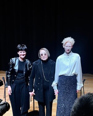 Hedwig Tam Sin-Yin Instagram - 在還沒有留意電影和演員邊時，第一次在《Constantine》中發現到脫離凡塵俗世的Tilda ，心想這是一個人類嗎？
在當演員後，看她更多的演出，更被她超脫的氣質和多變的演出吸引，無論《We need to talk about Kevin》
還是《Orlando》也一直在心中默默地在心中佔一席位，也期待《隔壁的房間》！

還有沒想到有一天能在M 和Chanel 辦的《電影修復何以重要》對談中見到她真人，聽她和唐書璇導演對談探討早期拍女性電影《董夫人》的分享和修復電影的意義，在心中尖叫千萬次。

謝謝讓我有機會接觸到仙女的 Chanel 和M 
 
❤️‍🔥