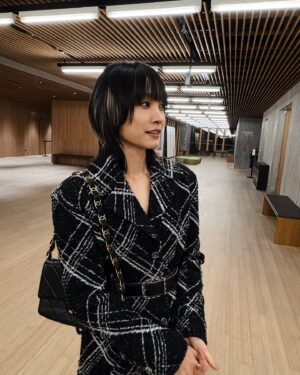 Hedwig Tam Sin-Yin Instagram - 在還沒有留意電影和演員邊時，第一次在《Constantine》中發現到脫離凡塵俗世的Tilda ，心想這是一個人類嗎？
在當演員後，看她更多的演出，更被她超脫的氣質和多變的演出吸引，無論《We need to talk about Kevin》
還是《Orlando》也一直在心中默默地在心中佔一席位，也期待《隔壁的房間》！

還有沒想到有一天能在M 和Chanel 辦的《電影修復何以重要》對談中見到她真人，聽她和唐書璇導演對談探討早期拍女性電影《董夫人》的分享和修復電影的意義，在心中尖叫千萬次。

謝謝讓我有機會接觸到仙女的 Chanel 和M 
 
❤️‍🔥