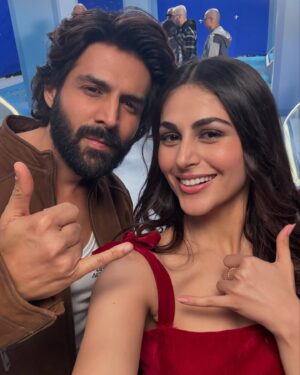 Heena Achhra Instagram - Yeh Andar Ki Baat Hai ✨
Super fun to work with our most fav Rooh baba 👑@kartikaaryan 🤙🏻once again for @luxindltd 💪🏻
Ps: I won the thumb wrestling 🙈🤭
.
.
Beautifully directed by @vasanbala sir 🌈
Shot by @chaayaankan sir 🎥
Styled by very talented @dkhushbu 💃🏻
.
.
Thank u my team @varunkatoch06 @payaltanna @runwaylifestyl for your constant support 👑