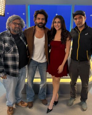 Heena Achhra Instagram - Yeh Andar Ki Baat Hai ✨
Super fun to work with our most fav Rooh baba 👑@kartikaaryan 🤙🏻once again for @luxindltd 💪🏻
Ps: I won the thumb wrestling 🙈🤭
.
.
Beautifully directed by @vasanbala sir 🌈
Shot by @chaayaankan sir 🎥
Styled by very talented @dkhushbu 💃🏻
.
.
Thank u my team @varunkatoch06 @payaltanna @runwaylifestyl for your constant support 👑