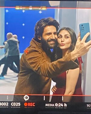Heena Achhra Instagram - Yeh Andar Ki Baat Hai ✨
Super fun to work with our most fav Rooh baba 👑@kartikaaryan 🤙🏻once again for @luxindltd 💪🏻
Ps: I won the thumb wrestling 🙈🤭
.
.
Beautifully directed by @vasanbala sir 🌈
Shot by @chaayaankan sir 🎥
Styled by very talented @dkhushbu 💃🏻
.
.
Thank u my team @varunkatoch06 @payaltanna @runwaylifestyl for your constant support 👑