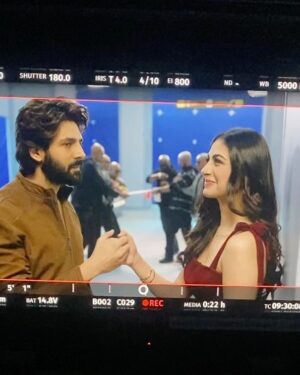 Heena Achhra Instagram - Yeh Andar Ki Baat Hai ✨
Super fun to work with our most fav Rooh baba 👑@kartikaaryan 🤙🏻once again for @luxindltd 💪🏻
Ps: I won the thumb wrestling 🙈🤭
.
.
Beautifully directed by @vasanbala sir 🌈
Shot by @chaayaankan sir 🎥
Styled by very talented @dkhushbu 💃🏻
.
.
Thank u my team @varunkatoch06 @payaltanna @runwaylifestyl for your constant support 👑