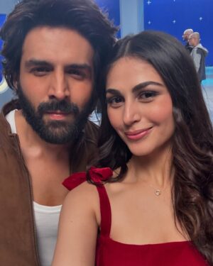 Heena Achhra Instagram - Yeh Andar Ki Baat Hai ✨
Super fun to work with our most fav Rooh baba 👑@kartikaaryan 🤙🏻once again for @luxindltd 💪🏻
Ps: I won the thumb wrestling 🙈🤭
.
.
Beautifully directed by @vasanbala sir 🌈
Shot by @chaayaankan sir 🎥
Styled by very talented @dkhushbu 💃🏻
.
.
Thank u my team @varunkatoch06 @payaltanna @runwaylifestyl for your constant support 👑