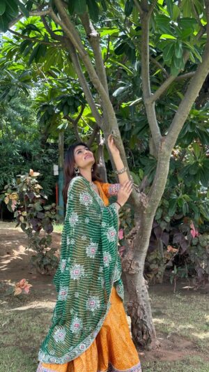 Hemanshii Ruparel Instagram - Gujju Geet 😂💚🧡
@kareenakapoorkhan 
@_vulcal_ 

#jabwemet #kareenakapoor #bebo #imtiazali #navratri #navratrispecial #chaniyacholicollection #chaniyacholis #garbalover #garbaqueen #reels #reelsindia #reelsviral #trendingaudio #shootmode #fyp #explorepage #ethinicwear #indianwear #fashion #homegrownbrands #navratricollection