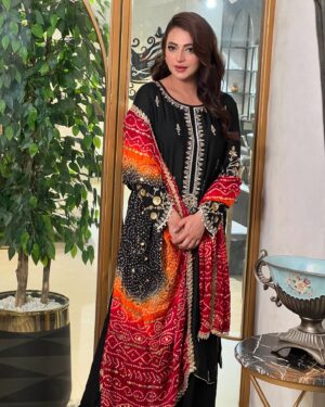 Hiba Ali Khan Instagram - Hiba Ali Khan X Mina Muzaffar 

Makeup & Styling by: @minamuzaffar.official