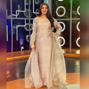 Hiba Ali Khan Instagram - Jaano jo tumne baat chupayee! 💃🏽

Dress: @poshbynoreen