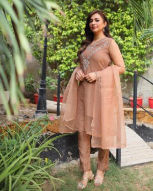 Hiba Ali Khan Instagram - Dress: @pirzada.shaheryar.khan 
Makeover: @gillhoraiboffical 
Photography: @nooor.raw @ali_razakz70