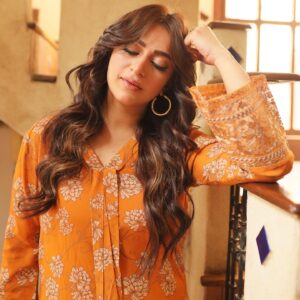 Hiba Ali Khan Instagram - 🧡

Wearing: @esrafashion.pk 
Makeup: @gillhoraiboffical 
Photography: @nooor.raw @ali_razakz70