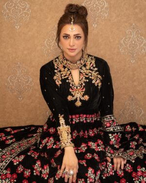 Hiba Ali Khan Instagram - Chin Up! 👑

Makeup: @gillhoraiboffical 
Dress: @poshbynoreen