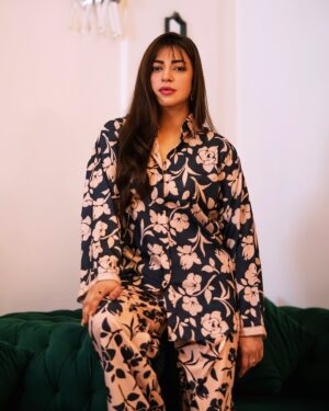 Hiba Ali Khan Instagram - This Stunning co-ord set is a luxury you can treat yourself with: 
Make your style perfect for every event by choosing: 
@mfygold 

Shine a little more by choosing right choice of clothing ✨
#mfygoldpakistan #mfygold #mfy #hiba #hibaalikhan
