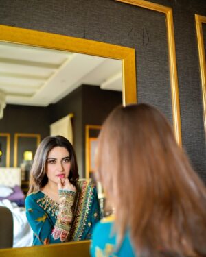 Hiba Bukhari Instagram - Because it’s Jaan nisaar day today 🎉
Tonight at 8pm @harpalgeotv 
Produced by @abdullah.kadwani and @asadaqureshi 
Directed by @mohsinmirzaofficial 
Written by rehanaaftab_writer

Wearing this beautiful outfit by @minakashifofficial ♥️
Styled by @stylebywardakayani