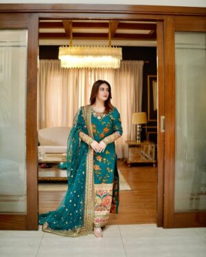 Hiba Bukhari Instagram - Because it’s Jaan nisaar day today 🎉
Tonight at 8pm @harpalgeotv 
Produced by @abdullah.kadwani and @asadaqureshi 
Directed by @mohsinmirzaofficial 
Written by rehanaaftab_writer

Wearing this beautiful outfit by @minakashifofficial ♥️
Styled by @stylebywardakayani