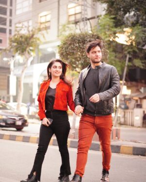 Hiba Bukhari Instagram - Wanted to post these pictures since a long time but today is the day.! Lahore ki sarkon pe.. 
  We look great together Mr. Husband! MashAllah 🥰🫣
@imarezahmed ♥️