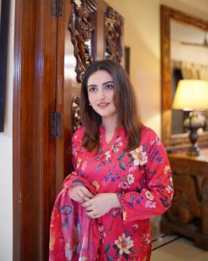Hiba Bukhari Instagram - Wearing this hot pink gharara by @theaffordabledesigner ✨
Styling by @stylebywardakayani 
📸 @filmsbywajih