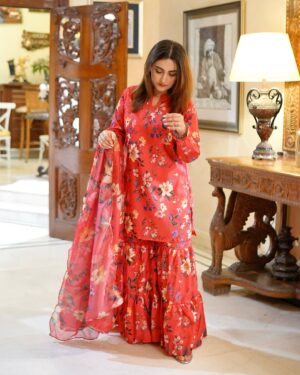 Hiba Bukhari Instagram - Wearing this hot pink gharara by @theaffordabledesigner ✨
Styling by @stylebywardakayani 
📸 @filmsbywajih