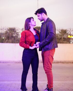 Hiba Bukhari Instagram - Wanted to post these pictures since a long time but today is the day.! Lahore ki sarkon pe.. 
  We look great together Mr. Husband! MashAllah 🥰🫣
@imarezahmed ♥️