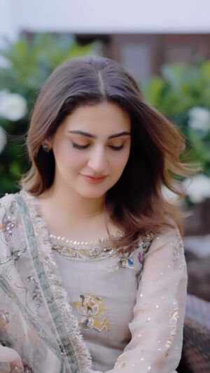 Hiba Bukhari Instagram - In love with this qawalli 🫶🏻

Wearing @parniyaanbyayesha 🌸