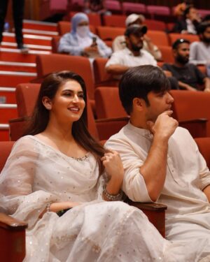 Hiba Bukhari Instagram - Is auditorium mein buhat si yaadien hai… sari buhat he haseen 🌸