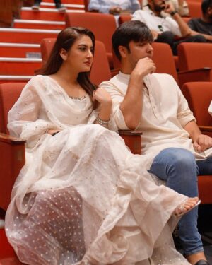 Hiba Bukhari Instagram - Is auditorium mein buhat si yaadien hai… sari buhat he haseen 🌸