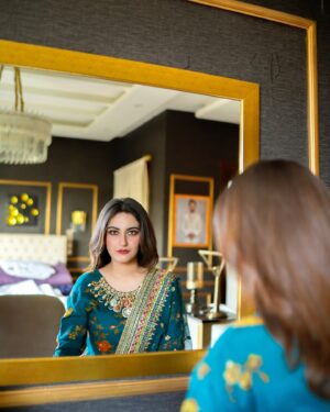 Hiba Bukhari Instagram - Because it’s Jaan nisaar day today 🎉
Tonight at 8pm @harpalgeotv 
Produced by @abdullah.kadwani and @asadaqureshi 
Directed by @mohsinmirzaofficial 
Written by rehanaaftab_writer

Wearing this beautiful outfit by @minakashifofficial ♥️
Styled by @stylebywardakayani